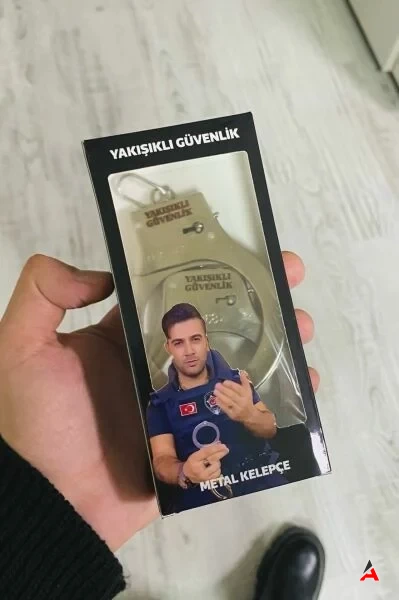 Yakışıklı Güvenlik Kelepçesi Bi̇m Gerçek Mi 3