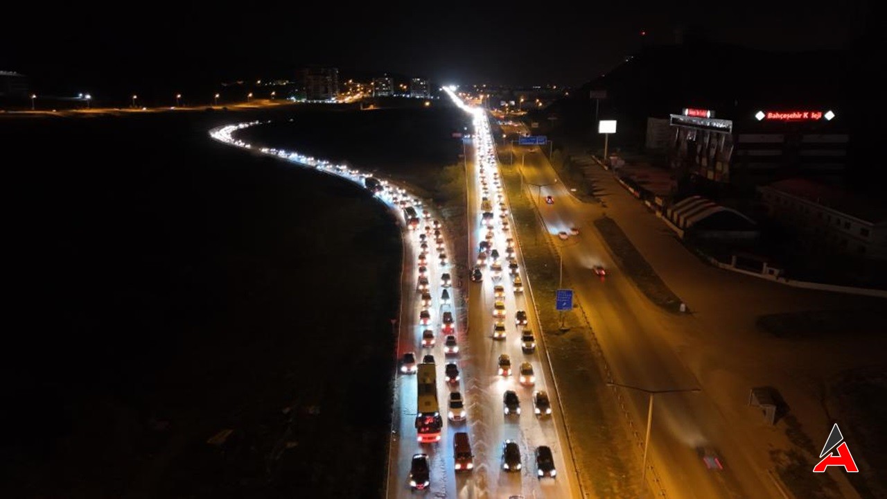 Kırıkkale'de Bayram Trafiği 43 İlin Kesiştiği Noktada Kilometrelerce Kuyrukk