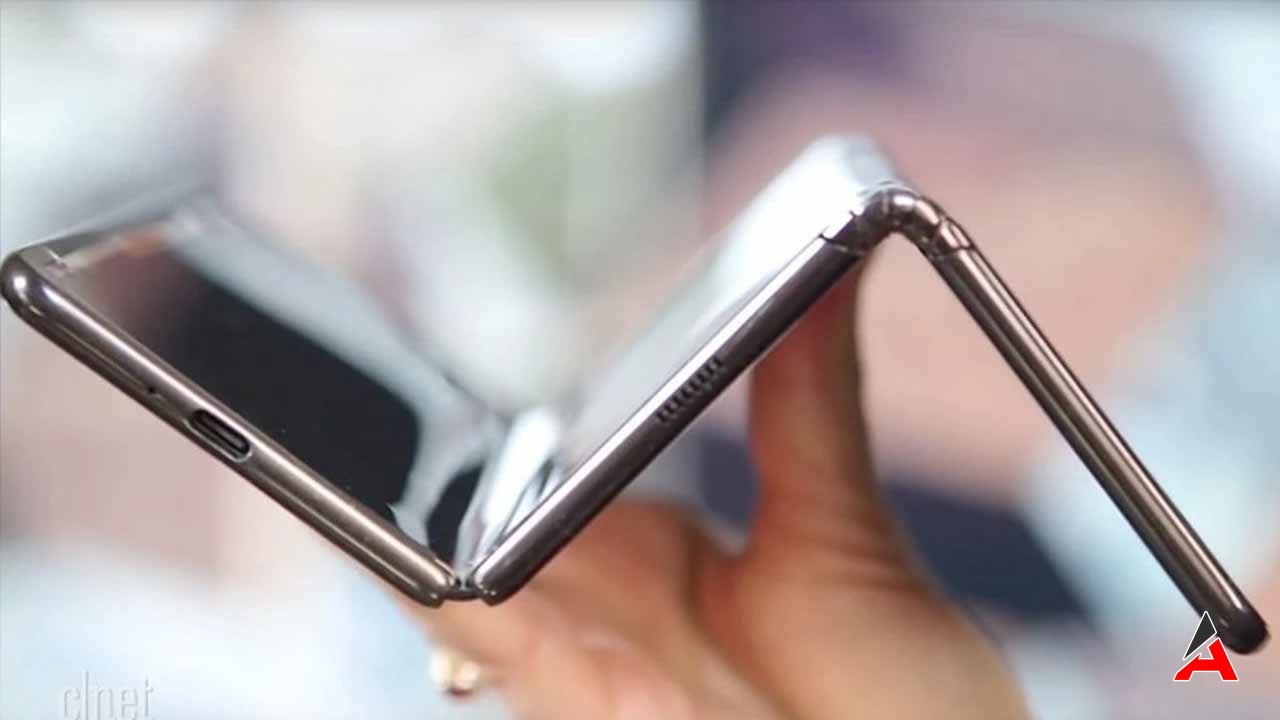 Huawei'den Devrim Niteliğinde Üçe Katlanır Telefon