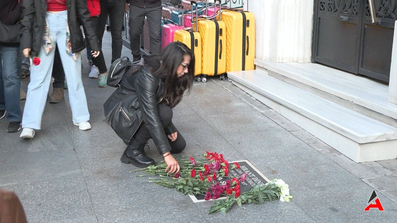 Hrant Dink Anısına Karanfilli Protesto Barış Çağrısı Sürüyor