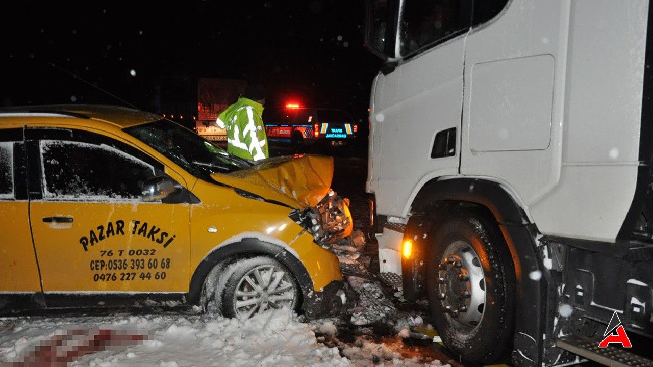Kars'ta Trafik Kazası: Tır İle Taksi Çarpıştı, 1 Ölü 3 Yaralı