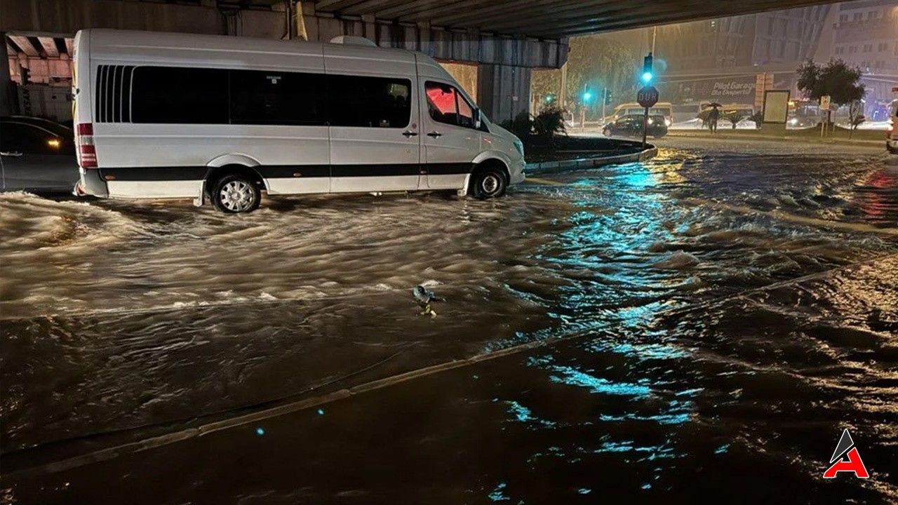 Antalya Sular Altında: Şiddetli Yağış Can Aldı, Okullar Tatil!