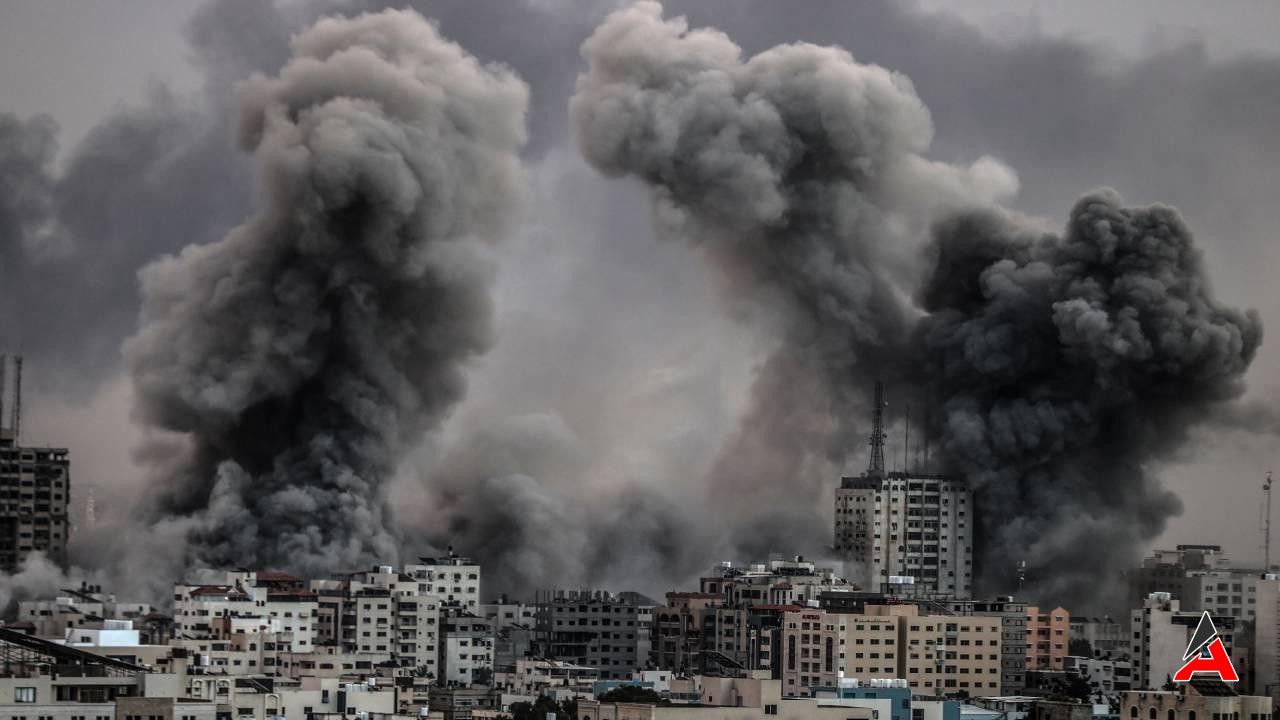 Gazze'de Gece Boyu Terör: Aile Evinde Katliam Şoku!