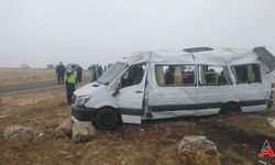 Cenazeye Gidenleri Taşıyan Minibüs Devrildi: 2'si Ağır 18 Yaralı