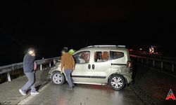 D100'de Hafif Ticari Araç Bariyerlere Çarptı: 4 Yaralı