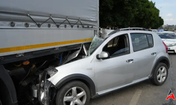 Antalya'da Feci Kaza: Park Halindeki TIR'a Çarpan Otomobil Sürücüsü Sıkıştı!