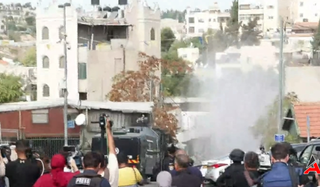Mescid-i Aksa'da 3. Cuma Namazı Sırasında İsrail Polisi Gaz Bombaları İle Saldırdı
