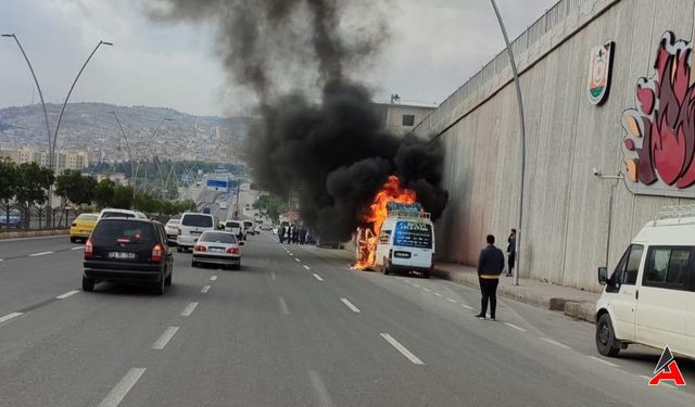 Alev Topuna Dönüşen Minibüs: Şanlıurfa'da Yürekleri Ağıza Getiren Yangın!