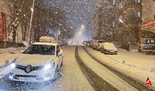 İstanbul Anadolu Yakası Beyaza Büründü! Daha Fazlası Geliyor...