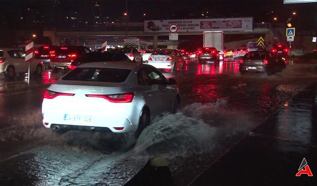 Ani Sel Baskını: İstanbul D-100'de Yağmur Trafiği Felç Etti!