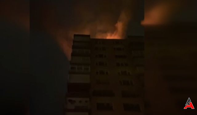 Kadıköy'de Apartmana Yıldırım Düştü, Çatı Alev Alev Yandı
