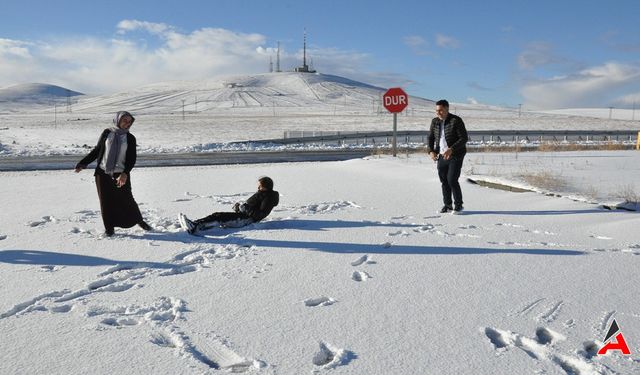 Kars'ta Kışın İlk Karı: Beyaz Örtü Altında Kartopu Keyfi