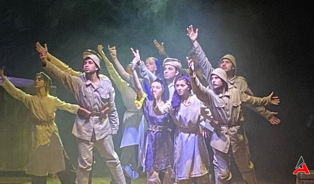 Tiyatroda Tarih Yolculuğu: Ankara'da 'Cumhuriyete Doğru' Ayakta Alkışlandı!