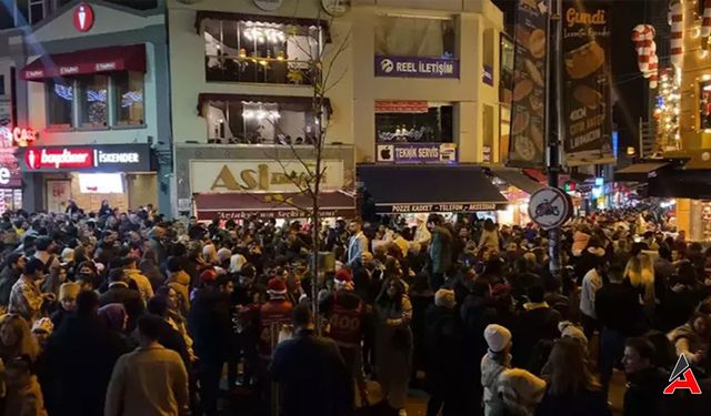 Yılbaşı Ruhu Kadıköy Sokaklarında: Göz Kamaştıran Süslemeler ve Kalabalık!