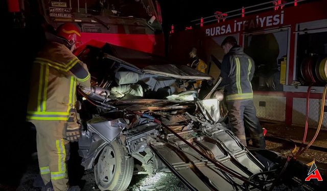 İznik-Adapazarı Faciası: Otomobil İki Tır Arasında Ezildi - 1 Ölü, 1 Yaralı!