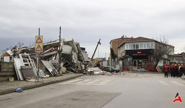 İstanbul Ümraniye'de Şok: İki Bina Yerle Bir Oldu! Valilikten Açıklama Geldi