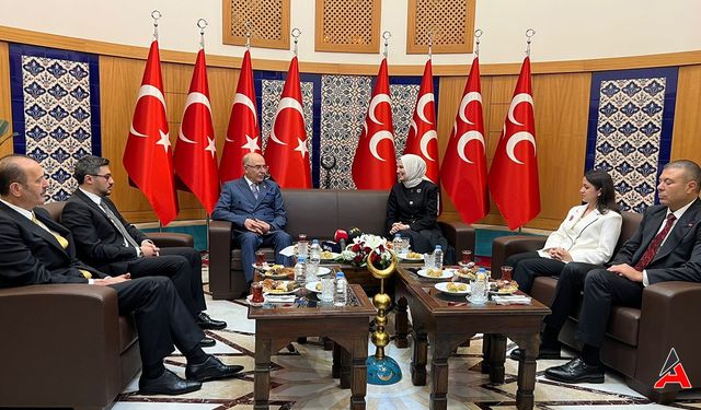 MHP'ye Bayram Diplomasisi: Rakip Partilerden Sürpriz Ziyaretler!