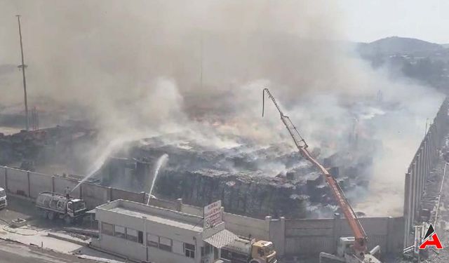 Kağıt Fabrikasında 3 Gündür Süren Yangın: MSB Helikopterleri Devrede