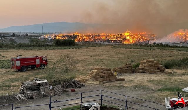 Söke'de Kağıt Fabrikasındaki Yangına Müdahale Devam Ediyor