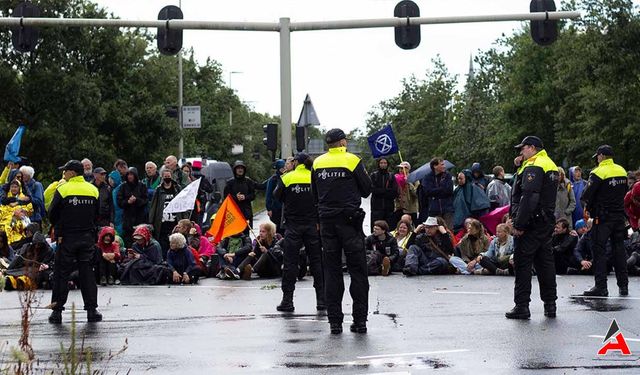 Hollanda'da Büyük İsyan: Yüzlerce Gösterici Gözaltında!