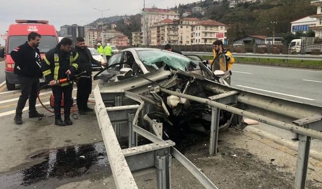Rize’de feci kaza: Bariyer aracı ikiye böldü