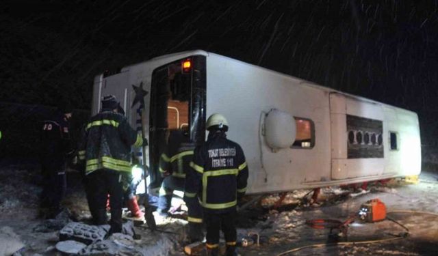 Tokat'ta otobüs şarampole devrildi: 1 kişi öldü, 13 yolcu yaralandı