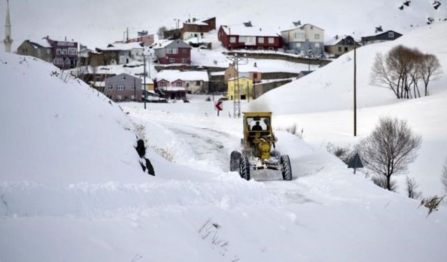 Erzincan’da kar ve tipiden 471 köy yolu ulaşıma kapandı