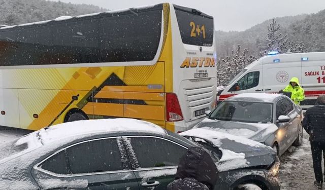 Dikkat. Bolu’da kar yağışı sebebiyle kayganlaşan yolda 6 araç zincirleme kazaya karıştı: 5 yaralı