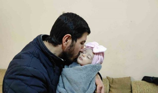 Enkazdan kurtarılan Fatma bebek, Şanlıurfa’daki amcasına teslim edildi