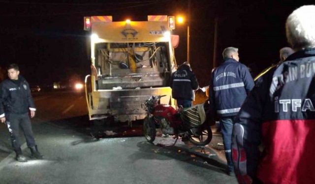 Motosiklet çöp kamyonuna çarptı: 1 ölü, 1 yaralı