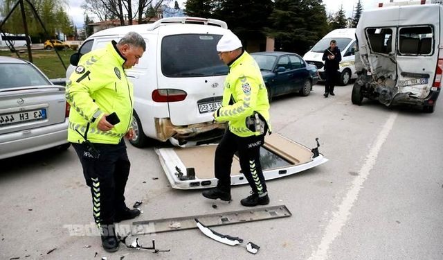 Eskişehir'de Bir Otomobil Ekip Aracına Çarptı: Feci Kazada 5'i Polis Olmak Üzere 6 Kişi Yaralandı