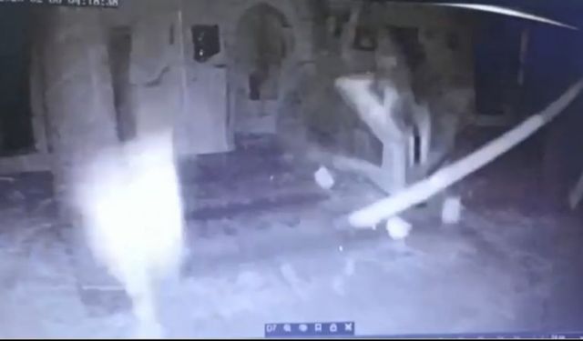 Kahramanmaraş depreminde 600 yıllık tarihi caminin yıkıldığı anlar kamerada