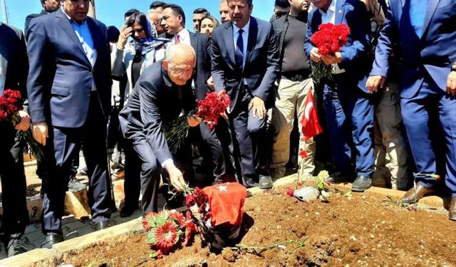 Karanfillerle Dolu Mezarlıklarda Kılıçdaroğlu'nun İzleri: Depremzedeleri Unutmadı