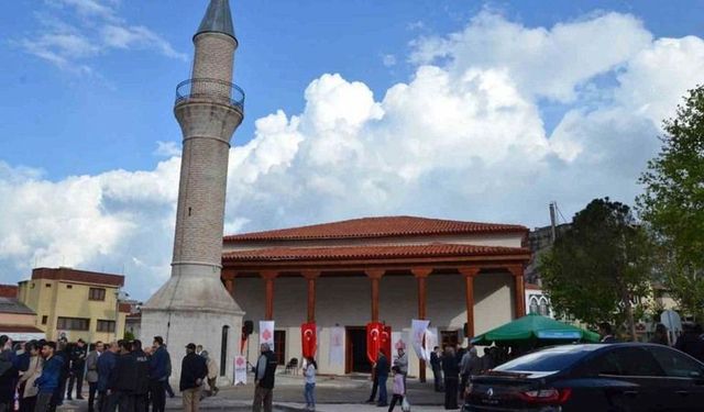 Tarihi Dokusuyla Kırkağaç Karaosmanzade Camii Yeniden İbadete Açıldı!
