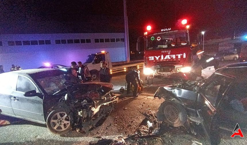 İki Otomobil Kafa Kafaya Çarpıştı: Sürücü Araçta Sıkıştı