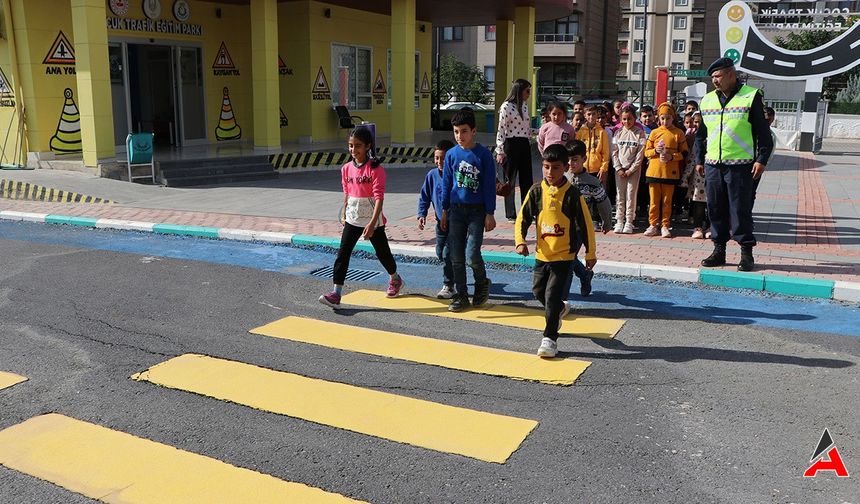 Haliliye'de Eğitimde Yenilik: Çocuklar İçin Trafik Eğitim Parkıyla Bilinçli Yetişiyor!