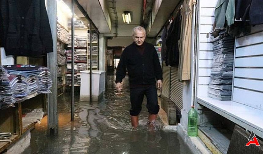 İzmir'de Yağmur Vurdu: İş Yerleri ve Evler Suya Teslim!