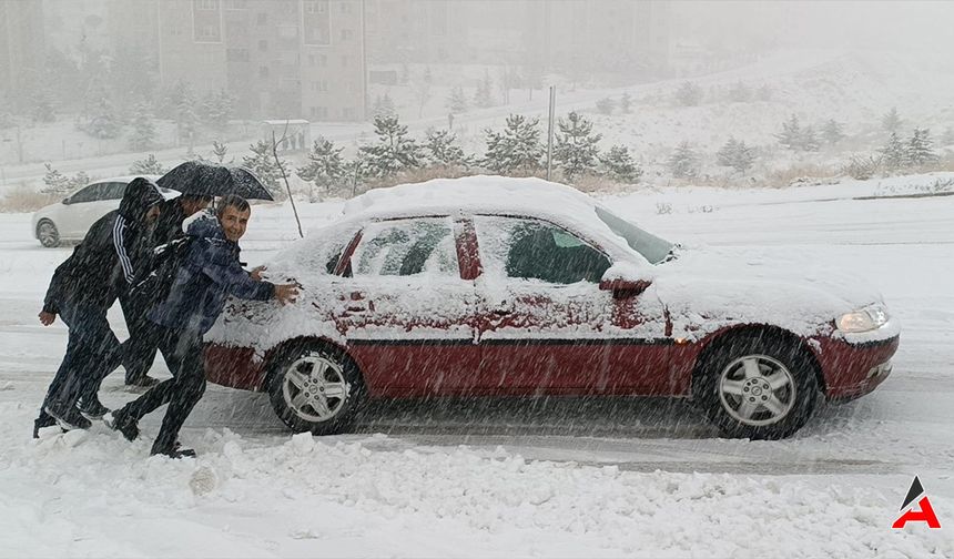 Van'da Kışın Şiddeti: Kar Yağışı Nedeniyle Araçlar Yolda Mahsur