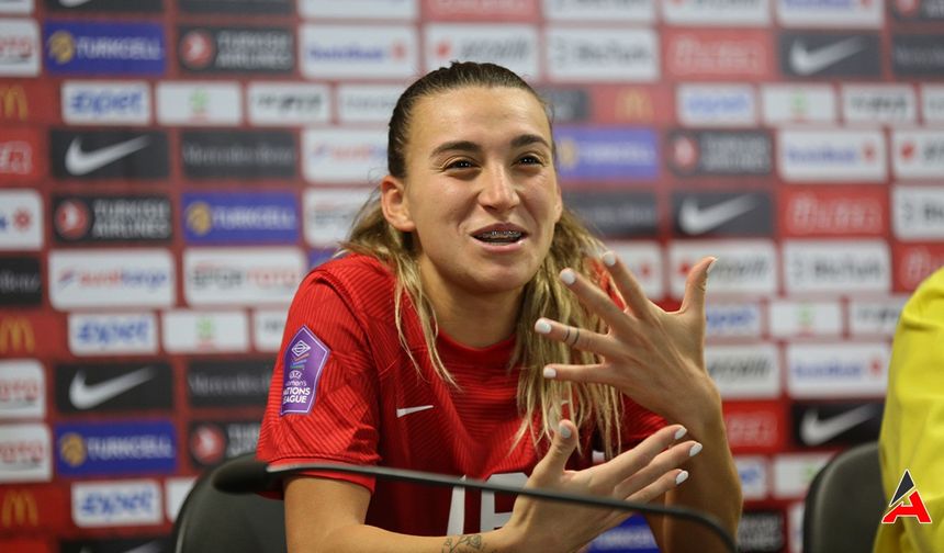 Necla Kıragası: "Kadın futbolunun tarihi bu kızlarla yazılıyor"