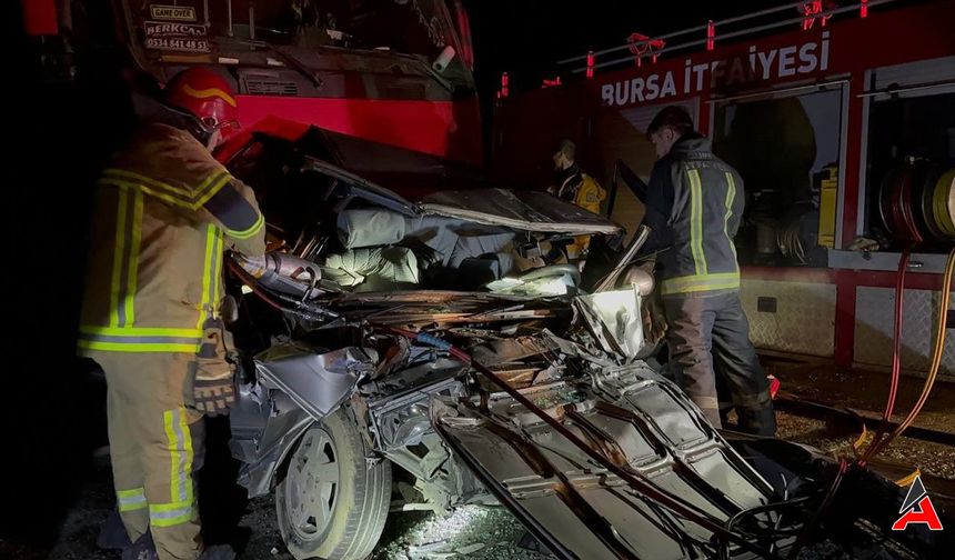İznik-Adapazarı Faciası: Otomobil İki Tır Arasında Ezildi - 1 Ölü, 1 Yaralı!