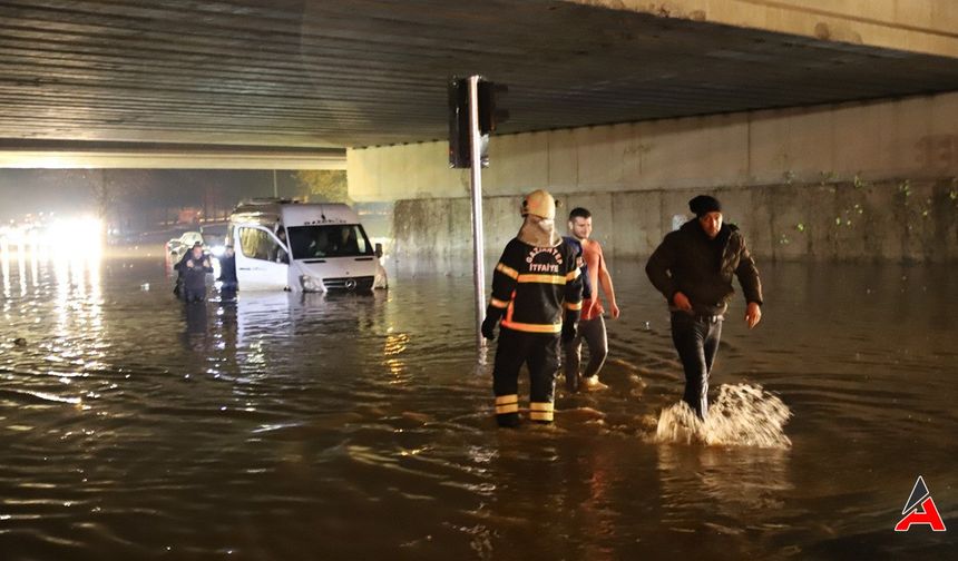 Gaziantep'te Yağış Nedeniyle Köprülü Kavşakta 5 Araç Sular Altında Kaldı