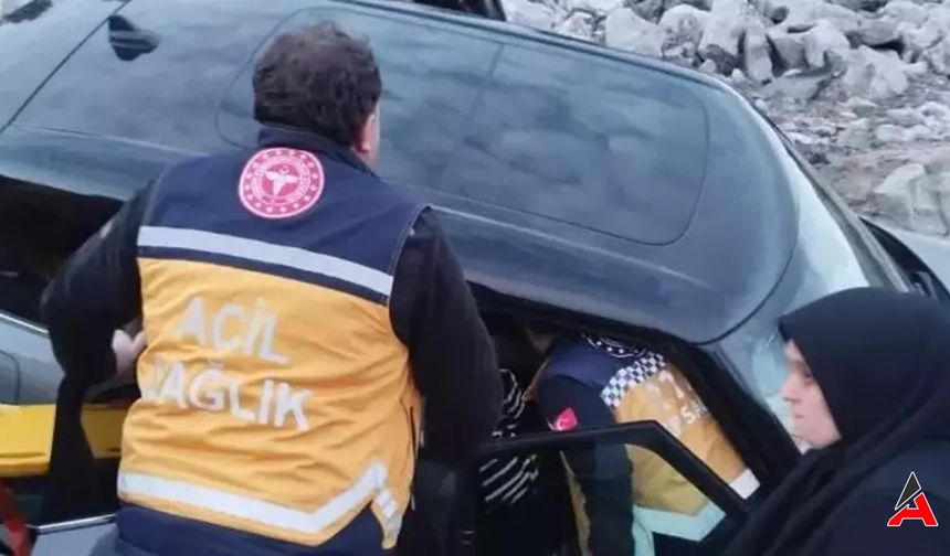 İnebolu'da Şok Kaza Otomobil Duvara Çarptı, 4 Kişi Yaralandı!