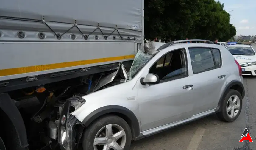 Antalya'da Feci Kaza: Park Halindeki TIR'a Çarpan Otomobil Sürücüsü Sıkıştı!