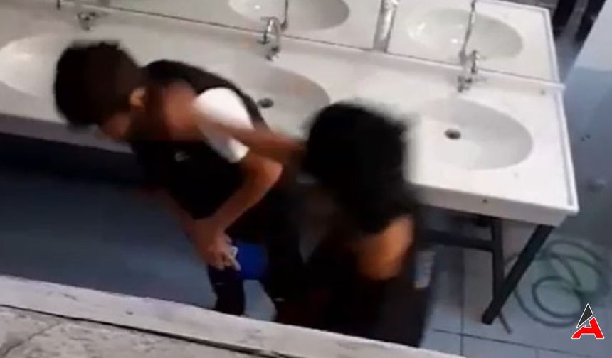 Düzce'de Okul Tuvaletinde Şiddet: 3 Öğrenci Arkadaşlarını Dövdü, Kayda Aldı