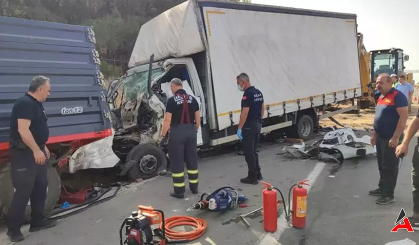 Edirne Keşan'da Feci Kaza: Kamyonet Traktöre Çarptı, 3 Ölü, 1 Yaralı!