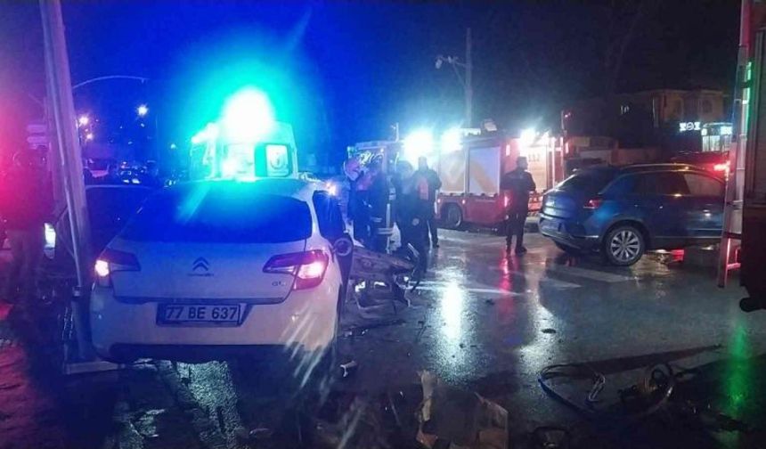 Yalova’da iki otomobil çarpıştı: 1’i ağır 4 yaralı