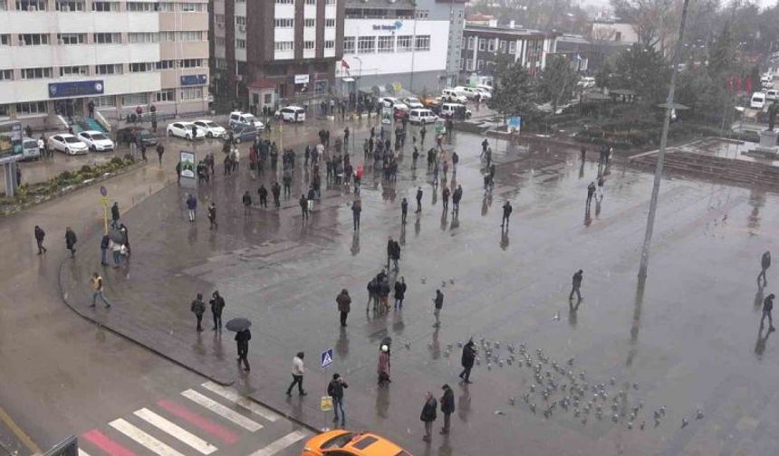7,6’lık deprem Kırıkkale’de hissedildi: Vatandaşların meydana toplanma anı kamerada