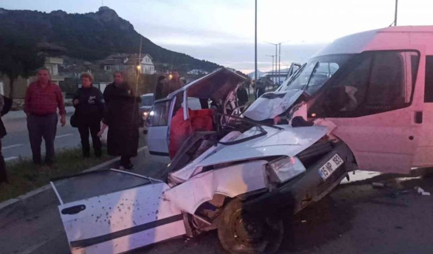 Burdur'da Minübüsün Çaptığı Otomobil İkiye Bölündü: 1 ölü, 3 yaralı