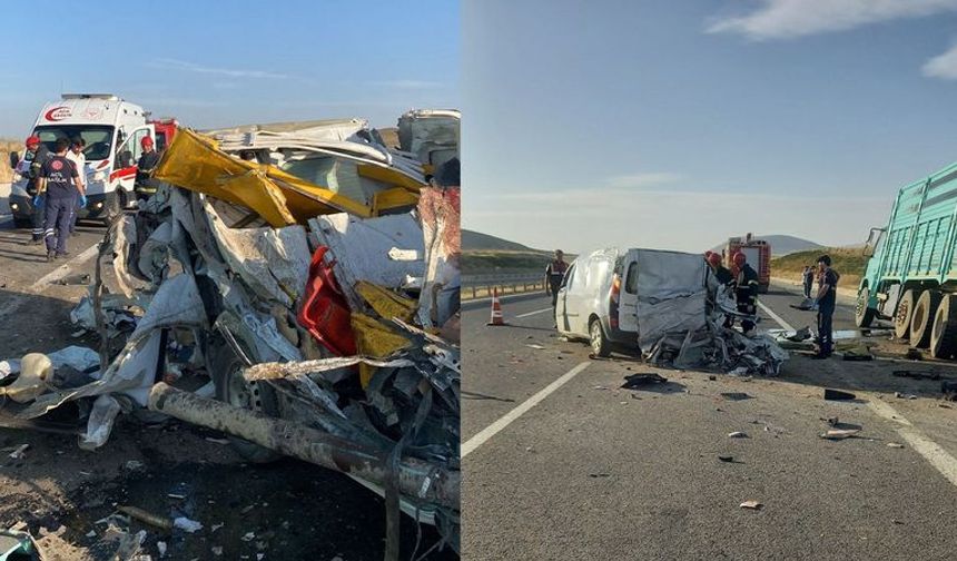 Nevşehir'de Korkunç Kaza: Hafif Ticari Araç ve Kamyon Çarpıştı, 2 Kişi Yaşamını Yitirdi!